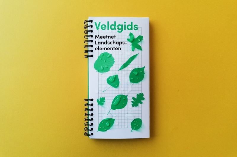 De veldgids met papier bestand tegen water De veldgids met papier bestand tegen water